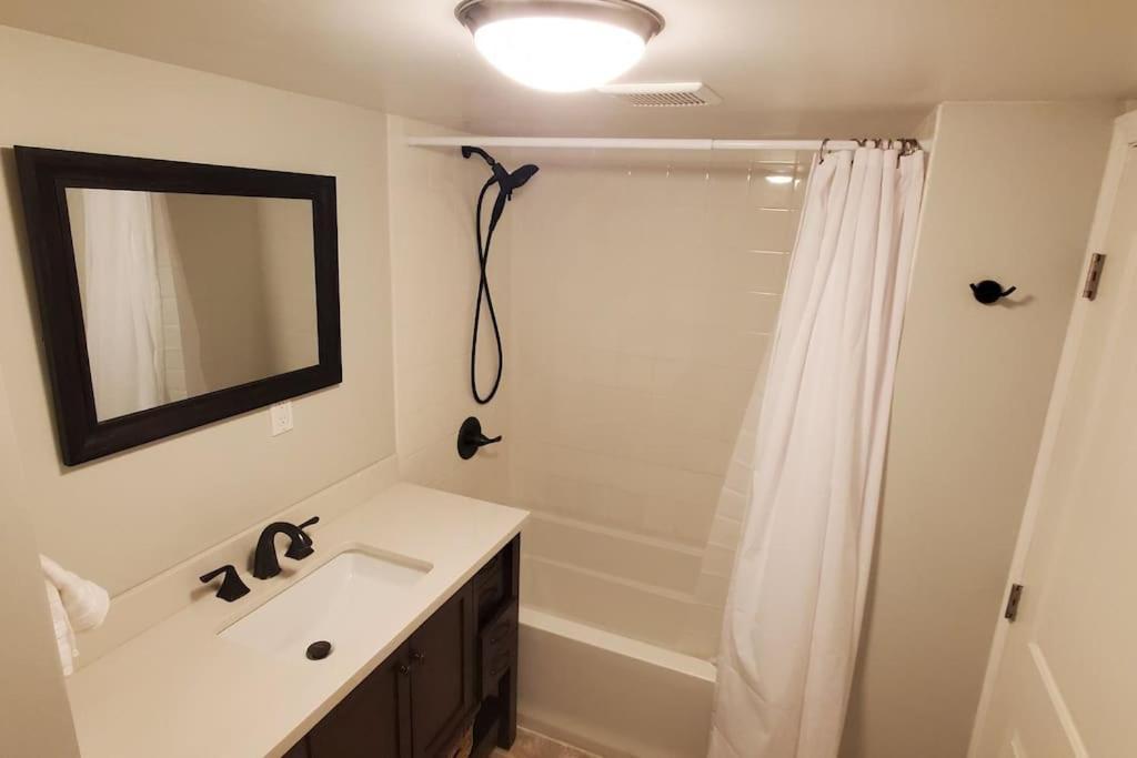 Luxury Dt Cottage - Free Parking - Self Check-In アンカレッジ エクステリア 写真